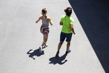 Yakışıklı ve güzel kadın birlikte sokakta koşu