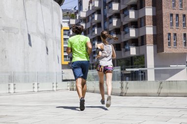 Yakışıklı ve güzel kadın birlikte sokak karakterler koşu