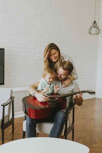 Famiglia giovane con chitarra — Foto Stock