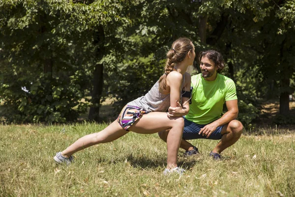 Молодая пара, занимающаяся спортом в парке — стоковое фото