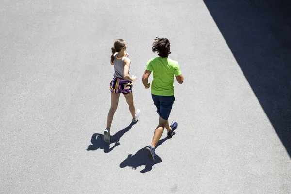 Muž a žena spolu zaběhat na ulici — Stock fotografie