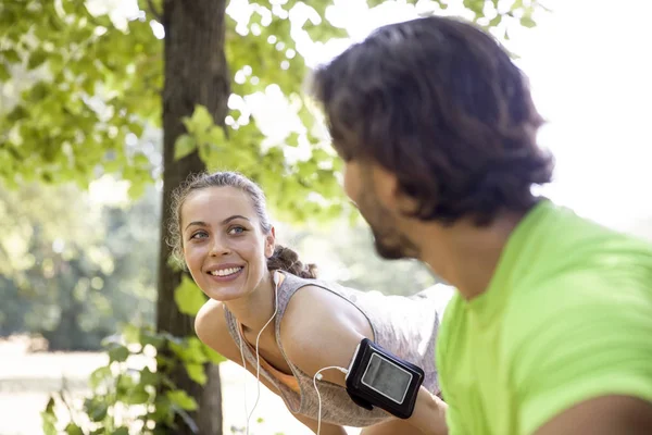 Genç çift parkta egzersiz sahip