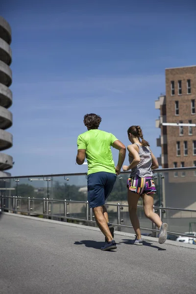 Genç çift koşuyor