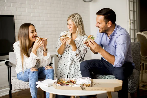 Małe grupy młodych przyjaciół, jedzenie pizzy w pokoju — Zdjęcie stockowe