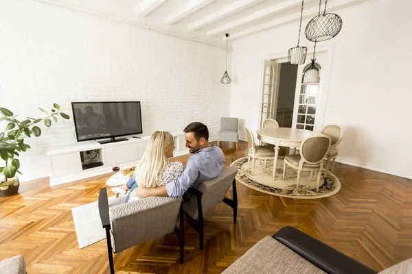 Visão traseira do casal assistindo televisão — Fotografia de Stock