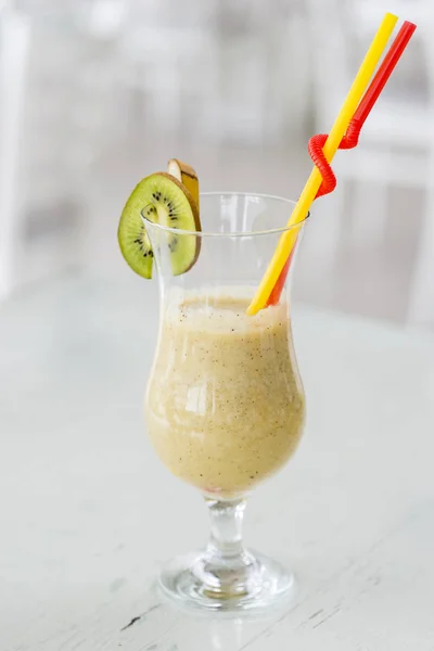 Smoothies saudáveis feitos de kiwi e banana — Fotografia de Stock