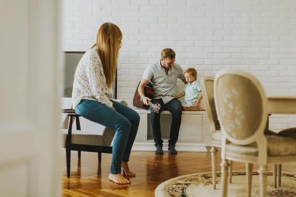 Famiglia giovane con chitarra — Foto Stock