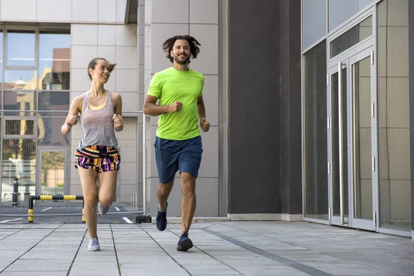 Joven pareja corriendo — Foto de Stock