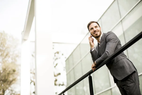 Ung affärsman som använder mobiltelefon — Stockfoto