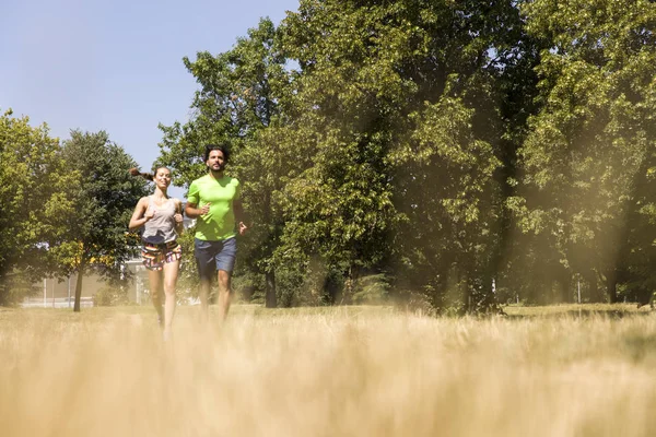 Genç çift doğada koşuyor.