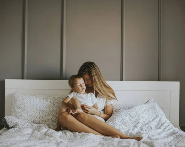 Yatağa küçük çocuk ile oynarken annesi