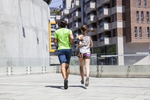 Yakışıklı ve güzel kadın birlikte sokak karakterler koşu
