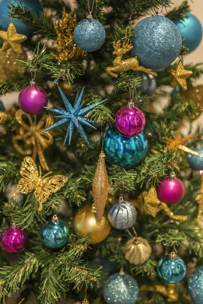 Karácsonyfa díszekkel — Stock Fotó