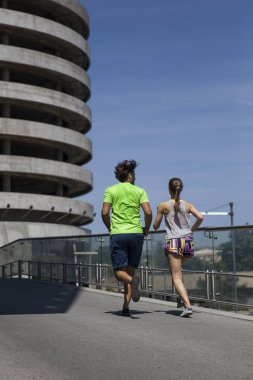 Genç çift koşuyor