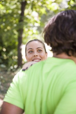 Genç çift parkta egzersiz sahip