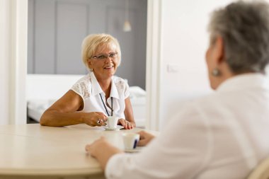 İki yaşlı kadın evde kahve içme ve söz