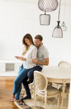 çift birlikte dijital tablet kullanıyor
