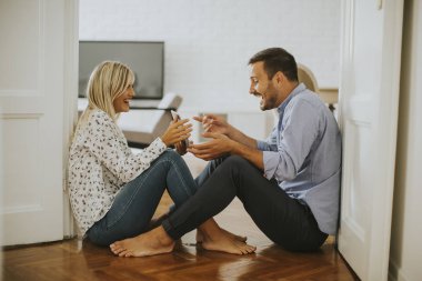 Dijital tablet ile katta oturan genç sevgi dolu Çift