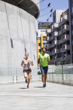 Yakışıklı ve güzel kadın birlikte koşu