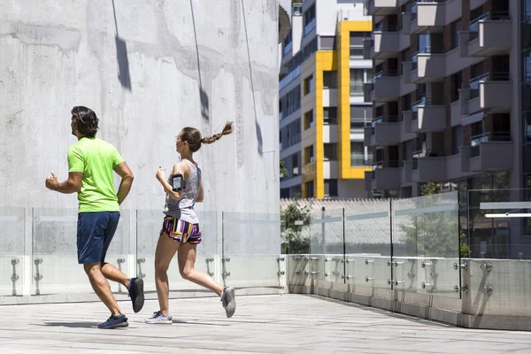 Handsome man and beautiful woman jogging together — Stock Photo, Image