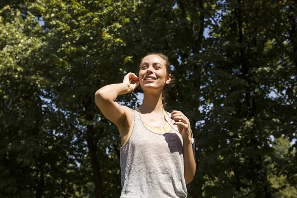 Female runner listening music outdoor — Stock Photo, Image