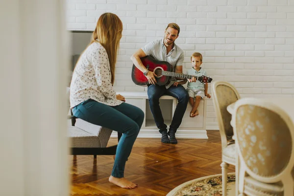 Famiglia giovane con chitarra — Foto Stock