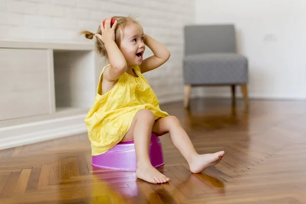 Niña en el orinal — Foto de Stock