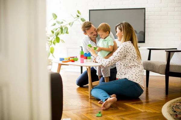 Niño jugando juguetes con la madre y el padre — Foto de Stock