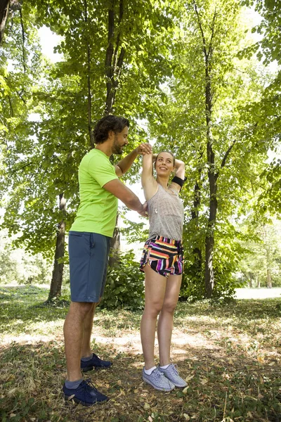 Genç çift parkta egzersiz sahip