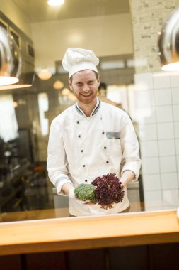 Genç Şef holding brokoli ve salata
