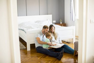 Kitap okumak için küçük bir çocuk anne