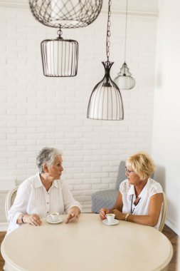 İki yaşlı kadın evde kahve içme ve söz