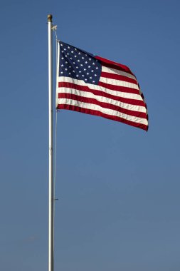 Mavi gökyüzünde Amerikan bayrağı