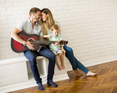 Güzel genç çift gitar odasında ile