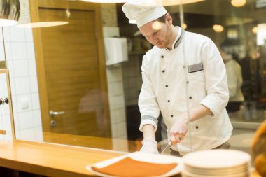 Genç Şef mutfakta yiyecek hazırlama