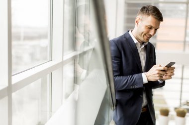 Memur merdiven üzerinde cep telefonu kullanarak zarif genç işadamı