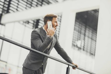 Genç işadamı cep telefonu kullanıyor. 