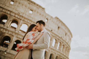 Roma'da sevecen mutlu çift