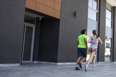 Genç çift koşuyor