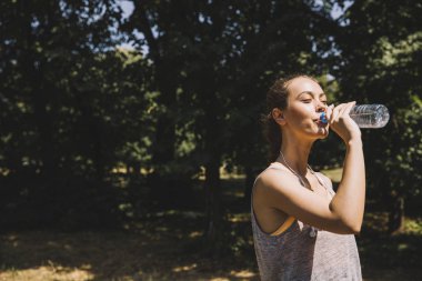 Genç ve güzel kadın içme suyu egzersiz sırasında