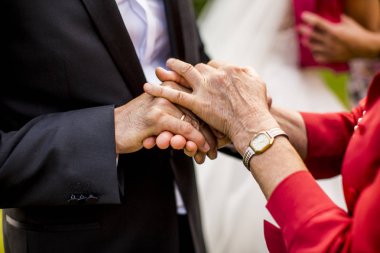 Konuklar gelin için tebrik ediyorum.