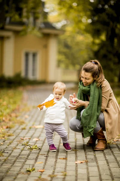 Anne ve kızı parkta. — Stok fotoğraf