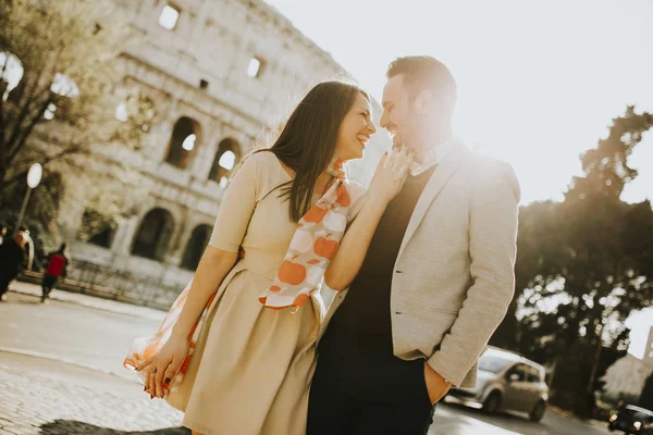 Gelukkig verliefde paar in Rome — Stockfoto