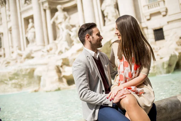Ευτυχισμένη αγάπη ζευγάρι για: Ρώμη — Φωτογραφία Αρχείου