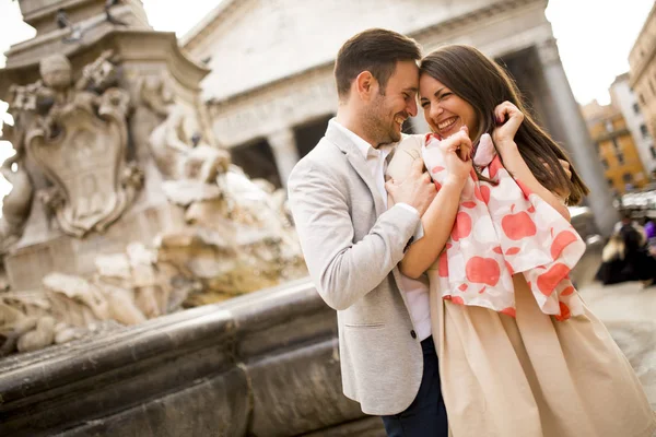 Couple heureux et aimant à Rome — Photo