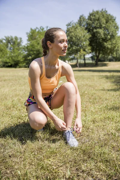 Mujer bastante joven teniendo un descanso durante el ejercicio — Foto de Stock