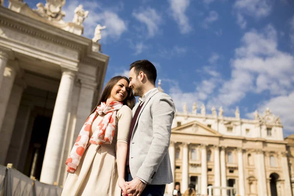 Roma'da sevecen mutlu çift — Stok fotoğraf