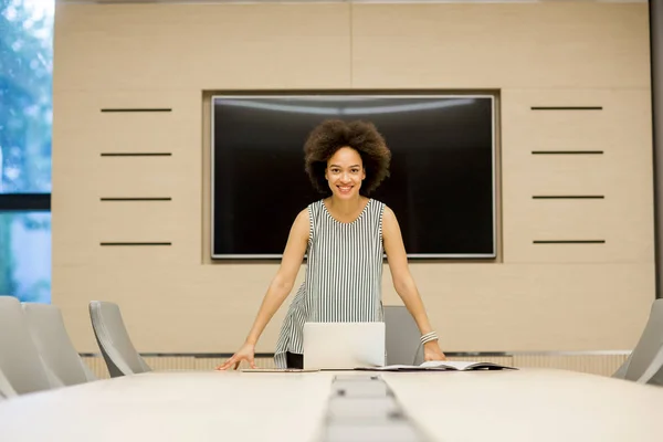 Joven mujer afroamericana de pie en una oficina moderna — Foto de Stock