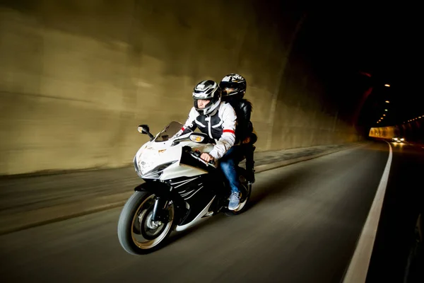 Jovem e uma mulher em uma moto — Fotografia de Stock