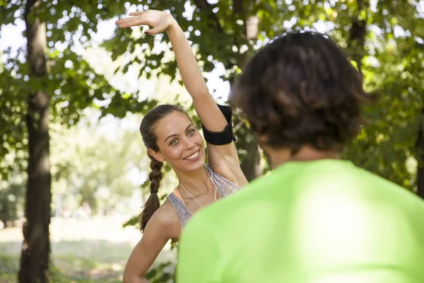 Genç çift parkta egzersiz sahip